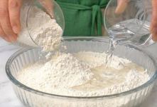 طرز تهیه شیرینی ترد خانگی فقط با آرد و آب؛ بدون فر و بدون تخم مرغ در ۵ دقیقه!