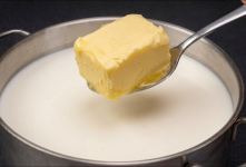 طرز تهیه پنیر خانگی پرچرب خامه ای با ترکیب شیر و کره به روش ساده