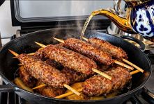 طرز تهیه کباب دمی با افزودن شیر و دم کردن نهایی کباب ها