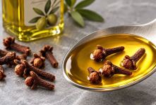 ترفند تسکین فوری درد مفاصل با ترکیب میخک و روغن زیتون