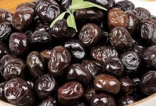 طرز تهیه و شیرین کردن زیتون سیاه در دبه پلاستیکی برای زمستان