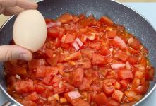 طرز تهیه املت مدیترانه ای با گوجه فرنگی و پنیر کش دار ۵ دقیقه ای در تابه