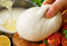طرز تهیه پنیر موتزارلا در خانه با شیر و لیمو؛ فقط با ۲ ماده اولیه
