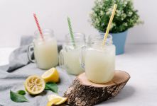 دستور تهیه لیموناد خانگی با لیمو ترش تازه برای ۴ نفر