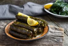 طرز تهیه دلمه برگ مو لرستانی با باقلا و ماست