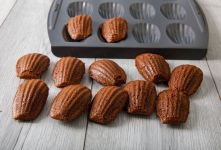 طرز تهیه شیرینی مادلین شکلاتی با بافت نرم و اسفنجی