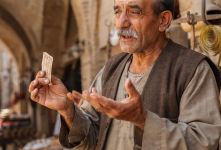 معنی ضرب المثل «بیشتر از کوپن حرف زدن»