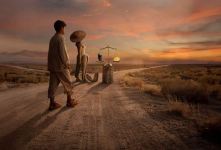 معنای ضرب المثل با پا راه بری کفش پاره می شه، با سر کلاه!