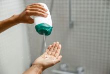 بهترین شامپوهای درمانی برای پسوریازیس پوست سر ؛ معرفی ۶ محصول برتر