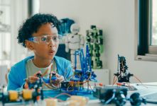 چه اسباب بازی هایی برای پسر ۱۰ ساله هم سرگرم کننده است هم آموزشی ؟