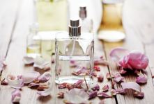 بهترین عطر مو؛ راهنمای جامع انتخاب، ماندگاری و روش صحیح استفاده