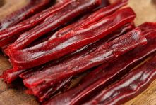 کالری و ارزش غذایی لواشک زغال اخته؛ آیا برای رژیم لاغری مناسب است؟