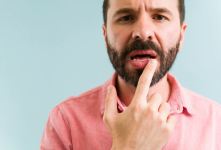 دلایل خشکی لب | ۱۴ علت رایج خشکی لب و روش های درمان آن