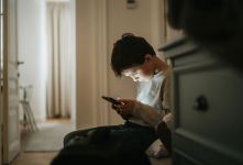بهترین زمان و سن خرید گوشی برای بچه ها + نکات مهم برای والدین