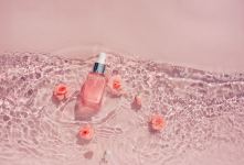 خواص گلاب برای چاقی صورت | ۷ روش کاربردی برای شادابی و پرتر دیده شدن صورت