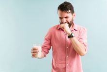 از کجا بفهمیم شیر خراب شده؟ راهنمای کامل تشخیص شیر فاسد