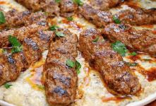 طرز تهیه کوفته کباب ترکی با سس مخصوص؛ کبابی آبدار و خوشمزه در خانه
