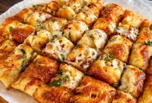 طرز تهیه نان سیر پنیری کش دار؛ دستور ساده و خوشمزه