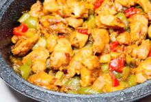 طرز تهیه مرغ تابه ای خوشمزه با کرفس و فلفل دلمه ای؛ یک غذای سریع و لذیذ