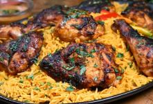 طرز تهیه مرغ تنوری با برنج و سس تند؛ خوش عطر و مجلسی