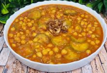طرز تهیه خوراک نخود و کدو سبز با گوجه؛ ساده، خوشمزه و متفاوت