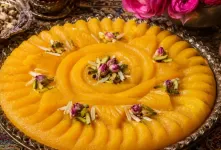 طرز تهیه حلوا زعفرانی با شیر خشک؛ راز خوش عطر و لطیف شدن حلوا مجلسی