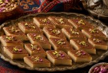 طرز تهیه حلوا خشک دورنگ قزوین؛ شیرینی سنتی و خوش عطر برای پذیرایی و عید