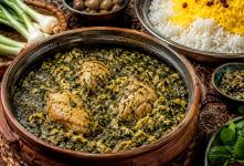 طرز تهیه سیر قلیه به روش اصیل گیلانی؛ خورشتی خوش عطر با سیر تازه و تخم مرغ که طعم شمال را به سفره شما می آورد