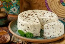 طرز تهیه پنیر خانگی با شیر و دانه کتان؛ آب پنیر را دور نریزید، این طلای مایع را استفاده کنید!