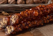 طرز تهیه سجوق با شیره انگور به روش سنتی؛ شیرینی اصیل و مقوی با گردو
