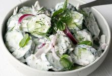 طرز تهیه سالاد خیار یونانی به ۲ روش؛ خنک، ترد و خوش عطر مثل یک عصر تابستانی در یونان!