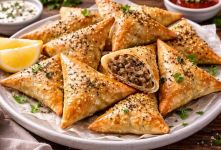 طرز تهیه فطایر گوشت و قارچ؛ نان های خوشمزه و طلایی با مغزی خوش عطر