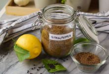 طرز تهیه ادویه لیمو فلفلی خانگی؛ چاشنی خوش عطر برای مرغ، ماهی و سیب زمینی