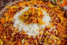 طرز تهیه هویج پلو مجلسی با مرغ؛ پلوی خوش رنگ و خوش عطر با هویج، زعفران و زرشک