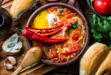طرز تهیه خورش گوجه فرنگی پامادور گیلانی؛ غذای محلی شمالی با عطر سیر و تخم مرغ