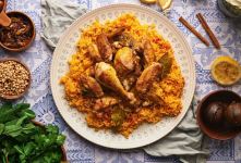 طرز تهیه مجبوس مرغ عربی؛ راز خوشمزگی برنج زعفرانی با مرغ ادویه دار به روش رستورانی