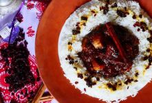طرز تهیه رب پلو شیرازی با مرغ، گردو و رب انار؛ راز خوشمزگی یک پلوی اصیل و مجلسی