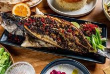 ماهی تنوری با سس انار؛ یک غذای مجلسی با طعم ملس که همه را غافلگیر می کند!