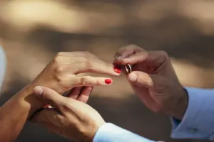 حلقه ازدواج را در کدام دست می اندازند ؟