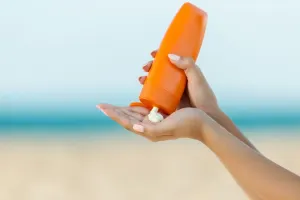 تفاوت ضد آفتاب تون آپ و رنگی؛ کدام یک برای پوست شما مناسب تر است؟