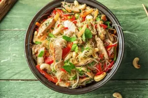 طرز تهیه سالاد نودل / متفاوت و خوشمزه