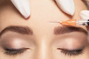 چرا تزریق بوتاکس باعث بالا رفتن ابروها می شود؟