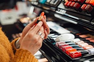 رژ لب کیکو / راهنمای خرید ، مزایا و معایب