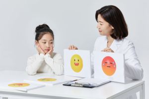 تقویت هوش هیجانی در کودکان: راهنمای جامع برای والدین و مربیان