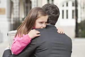 حضانت فرزند دختر بعد از طلاق تا چند سالگی با پدر است؟