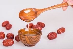 ۱۸ خاصیت شگفت انگیز روغن عناب برای پوست و مو