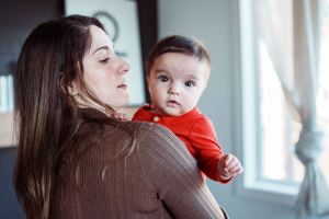 زمان گردن گرفتن نوزاد؛ از اولین تلاش تا نشانه های هشدار