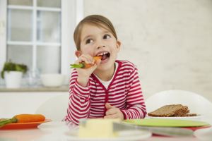 تغذیه و اوتیسم: چگونه رژیم غذایی علائم را بهبود می بخشد؟