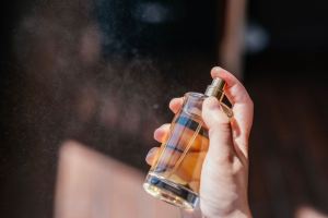تفاوت عطر مردانه و زنانه؛ راهنمای تشخیص و انتخاب