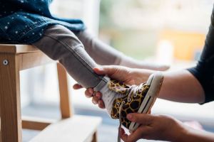 پوشاندن کفش به نوزادان؛ از چه زمانی لازم است؟